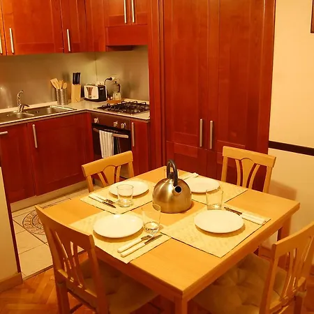Apartment Rome 10 *