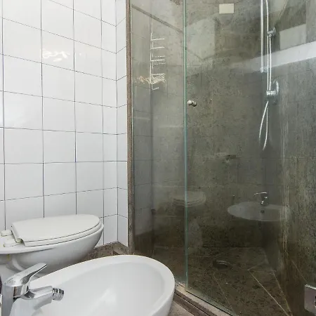 Apartment Rome 10 *